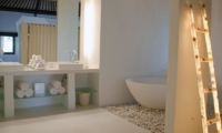 His and Hers Bathroom with Bathtub - Villa Palm River - Pererenan, Bali