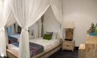 Twin Bedroom with Mosquito Net - Villa Palm River - Pererenan, Bali