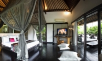 Spacious Bedroom with TV - Villa Palm River - Pererenan, Bali