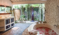 Bathtub with Rose Petals - Villa Pandora - Seminyak, Bali