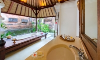En-Suite Bathroom with Bathtub - Villa Pangi Gita - Pererenan, Bali
