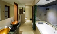 Bathroom with Bathtub - Villa Pyaar - Seminyak, Bali