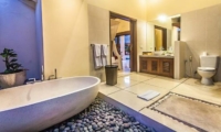 Bathroom with Bathtub - Villa Saphir - Seminyak, Bali