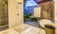 Semi Open Bathroom with Bathtub - Villa Saphir - Seminyak, Bali
