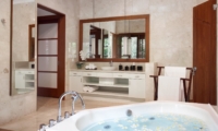 En-Suite Bathroom with Bathtub - Villa Shinta Dewi - Seminyak, Bali