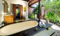 En-Suite Bathtub - Villa Surya Damai - Umalas, Bali