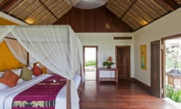 King Size Bed with Wooden Floor - Villa Tanju - Seseh, Bali