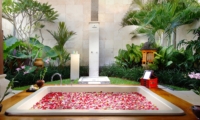 Bathtub with Rose Petals - Villa Tanju - Seseh, Bali