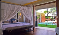 Bedroom with Pool View - Villa Tenang - Batubelig, Bali