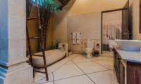 En-Suite Bathroom with Bathtub - Villa Tresna - Seminyak, Bali