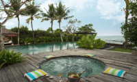 Pool Side Jacuzzi - Villa Waringin - Pererenan, Bali