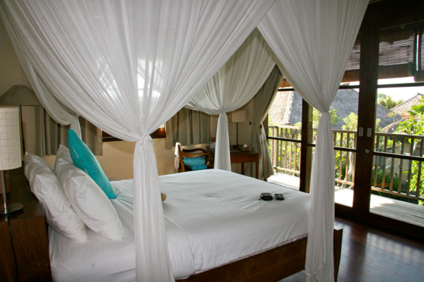 Bedroom and Balcony with Wooden Floor - Villa Waringin - Pererenan, Bali