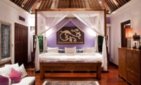 King Size Bed with Wooden Floor - Villa Waru - Nusa Dua, Bali