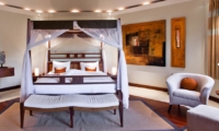 King Size Bed with Seating Area - Villa Waru - Nusa Dua, Bali