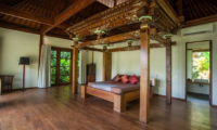 Spacious Bedroom with Wooden Floor - Villa Amita - Canggu, Bali