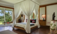Bedroom with Wooden Floor - Villa Arika - Canggu, Bali