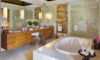 Bathroom with Bathtub - Villa Arika - Canggu, Bali