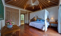 Bedroom with Wooden Floor - Villa Bakung - Candidasa, Bali