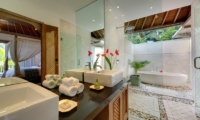 En-Suite Bathroom with Bathtub - Villa Bakung - Candidasa, Bali