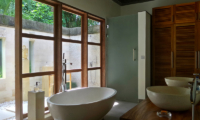 His and Hers Bathroom with Bathtub - Villa Bamboo - Ubud, Bali