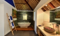 En-Suite Bathroom - Villa Bukit Lembongan - Villa 2 - Nusa Lembongan, Bali