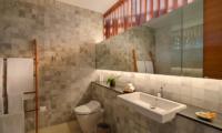 Bathroom with Mirror - Villa Casabama - Villa Casabama Panggung - Gianyar, Bali