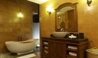 Bathroom with Bathtub - Villa Delmara - Tabanan, Bali