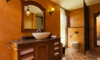 Bathroom with Mirror - Villa Delmara - Tabanan, Bali