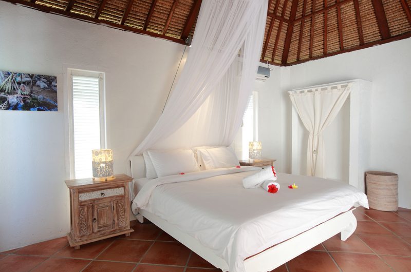 Bedroom with Mosquito Net - Villa Driftwood - Nusa Lembongan, Bali