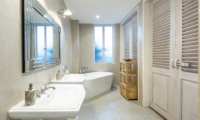 En-Suite Bathroom with Bathtub - Villa Hasian - Jimbaran, Bali
