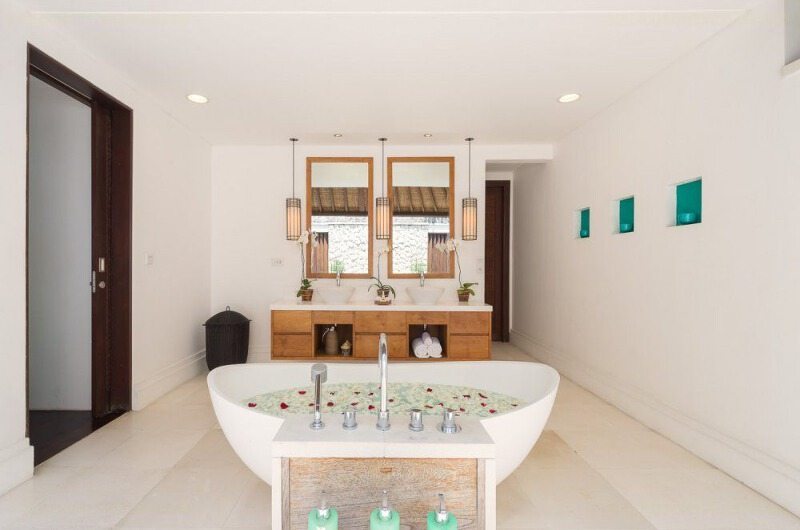 Romantic Bathtub Set Up - Villa Jagaditha - Seseh, Bali