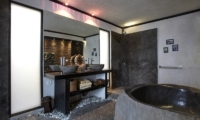 En-Suite Bathroom with Bathtub - Villa Jempiring - Seminyak, Bali