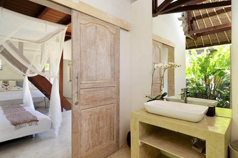Bedroom and Bathroom - Villa Kami - Canggu, Bali