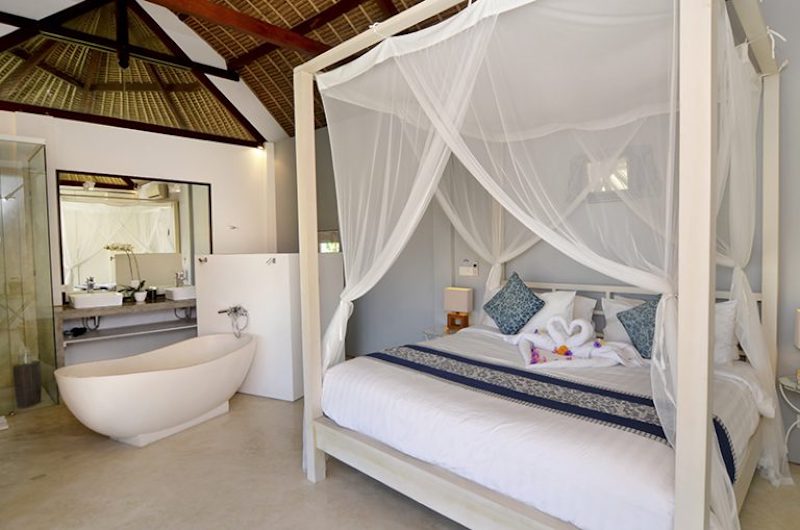 Bedroom and En-Suite Bathroom - Villa Kami - Canggu, Bali