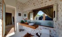 Spacious Bathroom - Villa Kingfisher - Nusa Lembongan, Bali