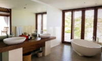 His and Hers Bathroom with Bathtub - Villa Lago - Nusa Lembongan, Bali