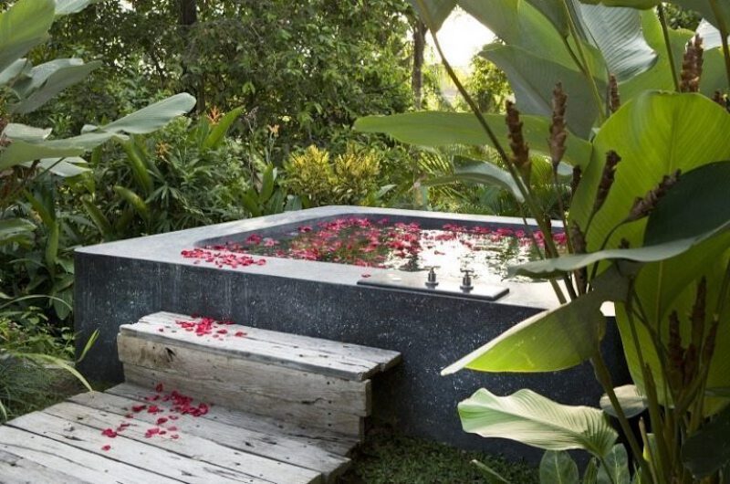 Outdoor Romantic Bathtub Set Up - Villa Levi - Canggu, Bali