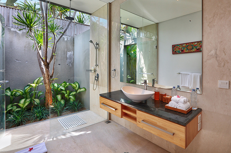 Bathroom with Shower - Villa Luna Aramanis - Seminyak, Bali