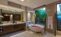 Bathtub with Rose Petals - Villa Meliya - Umalas, Bali
