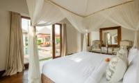 Bedroom with Wooden Floor - Villa Naty - Umalas, Bali