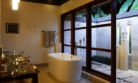 En-Suite Bathroom with Bathtub - Villa Orchids - Ubud, Bali