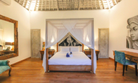 Bedroom with Wooden Floor - Villa Paraiba - Seminyak, Bali
