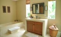 Bathroom with Bathtub - Villa Perle - Candidasa, Bali