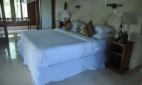Bedroom with Table Lamps - Villa Perle - Candidasa, Bali