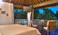 Bedroom with TV - Villa Phinisi - Seminyak, Bali