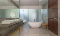 En-Suite Bathroom with Bathtub - Villa Roemah Natamar - Canggu, Bali