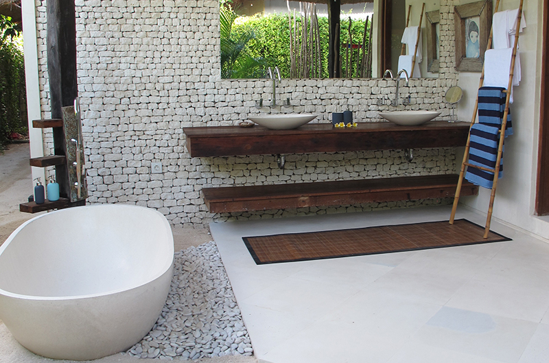 His and Hers Bathroom with Bathtub - Villa Samudera - Nusa Lembongan, Bali