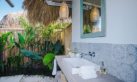 Semi Open Bathroom with Mirror - Villa Sari - Nusa Lembongan, Bali