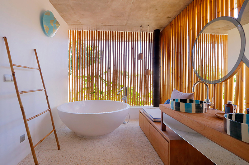 En-Suite Bathroom with Bathtub - Villa Seascape - Nusa Lembongan, Bali