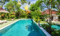 Gardens and Pool - Villa Senang - Batubelig, Bali